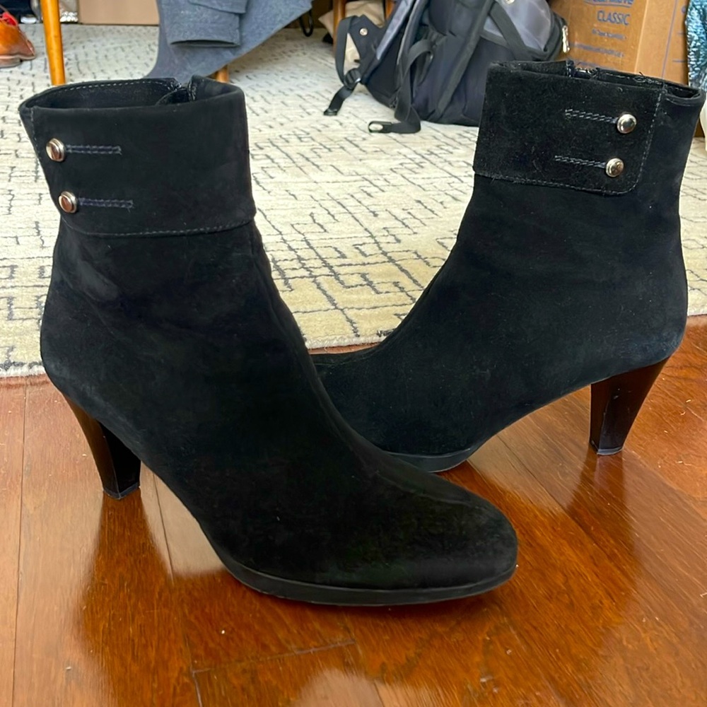 La CANADIENNE Black Suede Booties